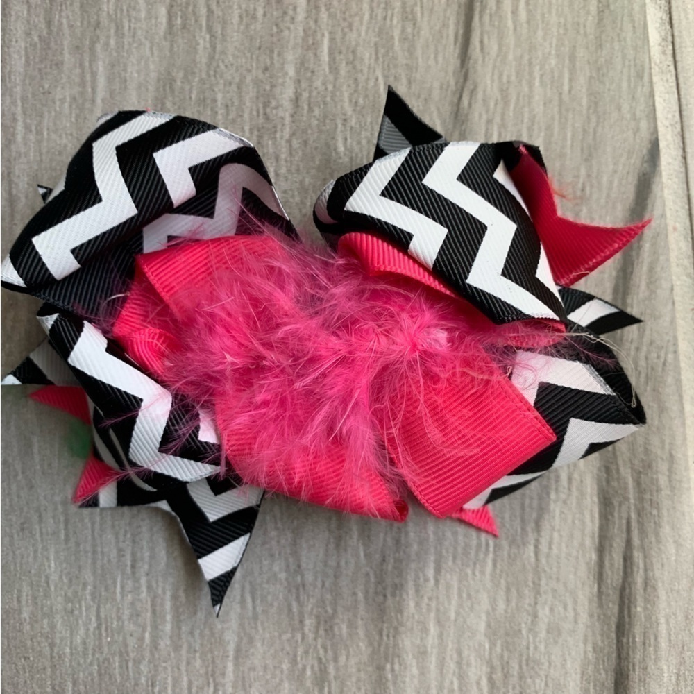 𝅺New Girls Chevron Hair Bow - Black chevron Print With Hot Pink Feather Accent.